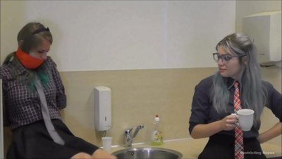 عاجز/ ڳنڍيل ۽ ٽنگيل/ عورت پريشاني ۾